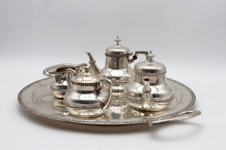 Serviço de café em prata com frisos perlados na envolvência.